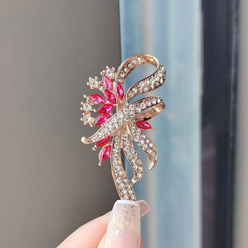 Sitting floral brooch for women