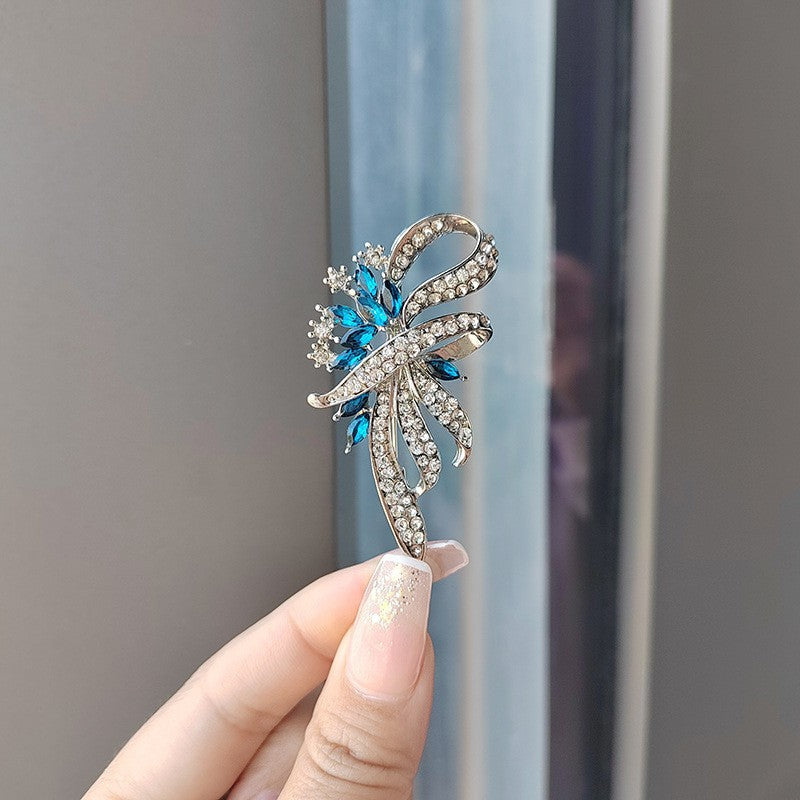 Cat's eye stone detail on the brooch