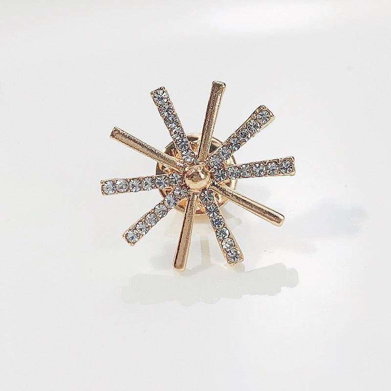 Stylish clover leaf brooch design on display