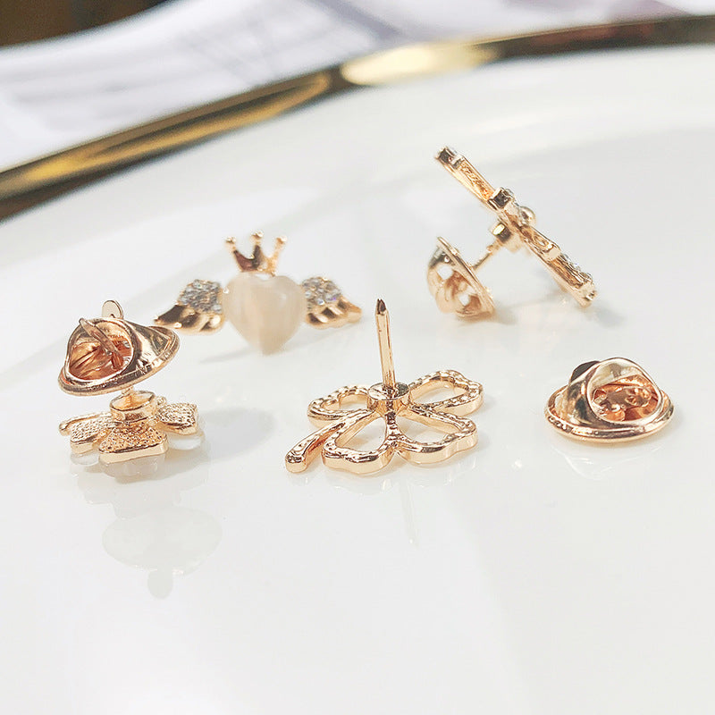 Stylish clover leaf brooch design on display