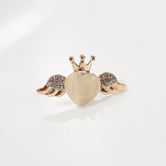 Various designs of brooches for all occasions