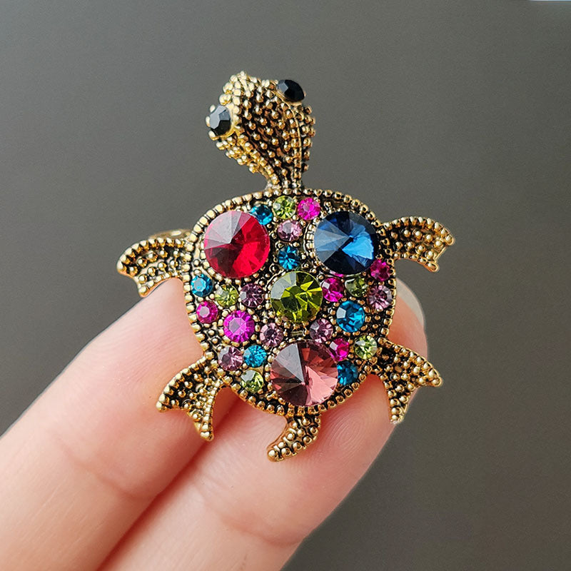Stylish turtle brooch in gold