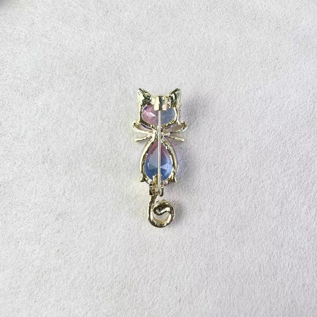 Beautifully crafted cat brooch in multicolour