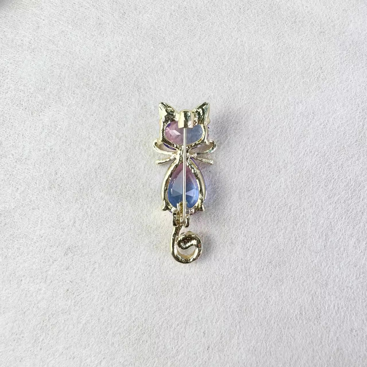 Beautifully crafted cat brooch in multicolour