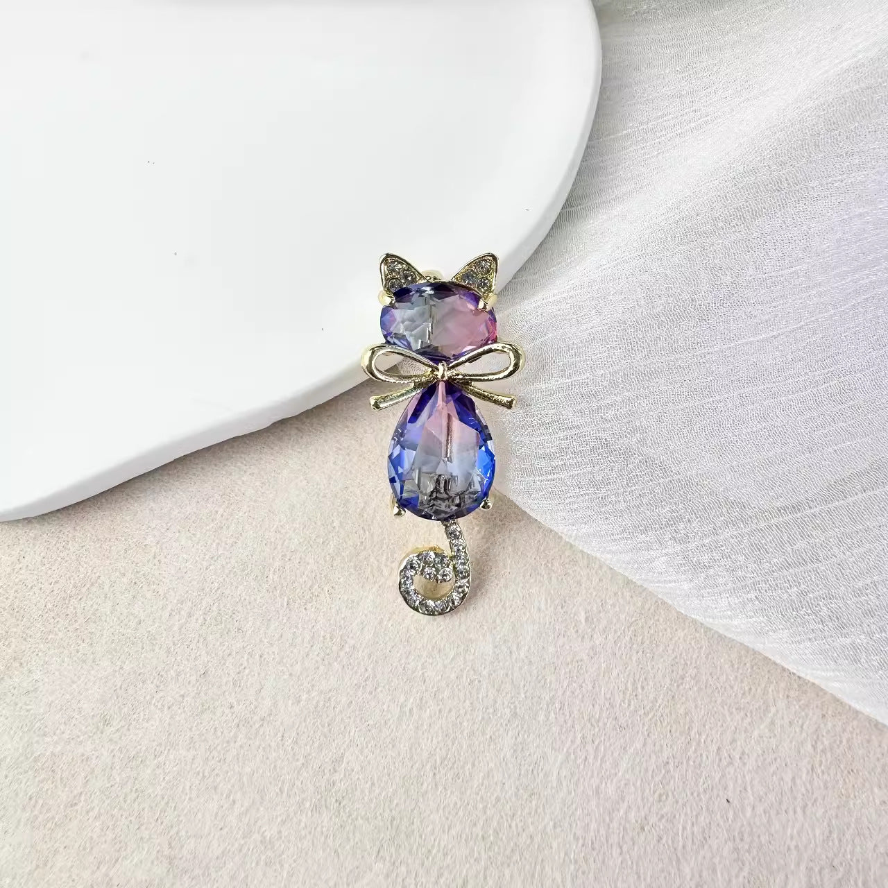 Electroplated cat pin with vibrant colours