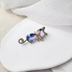 Vibrant gradient cat brooch close-up image 1