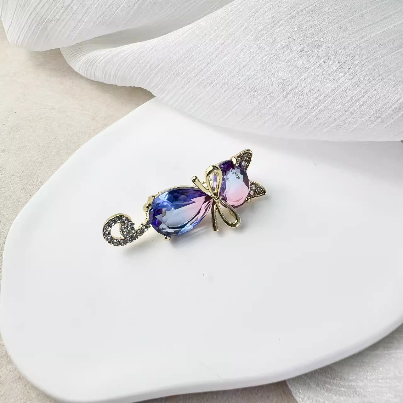Vibrant gradient cat brooch close-up image 1