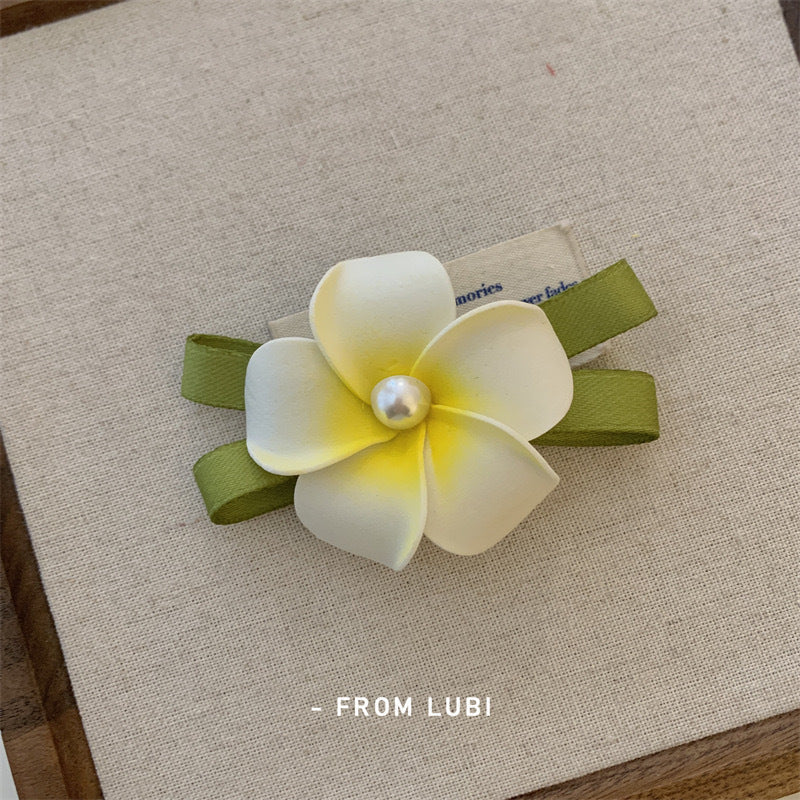 Lightweight hair clips ideal for beach outings