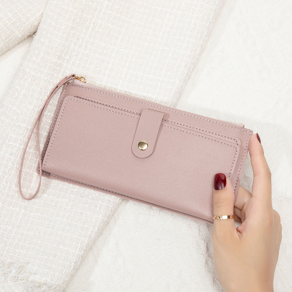 Fashionable women's wallet in black with zipper closure